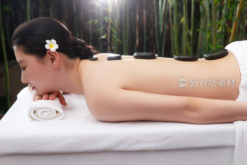 年轻女人在户外做SPA