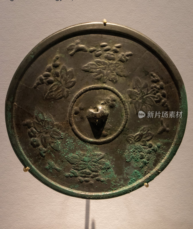 青铜花鸟镜