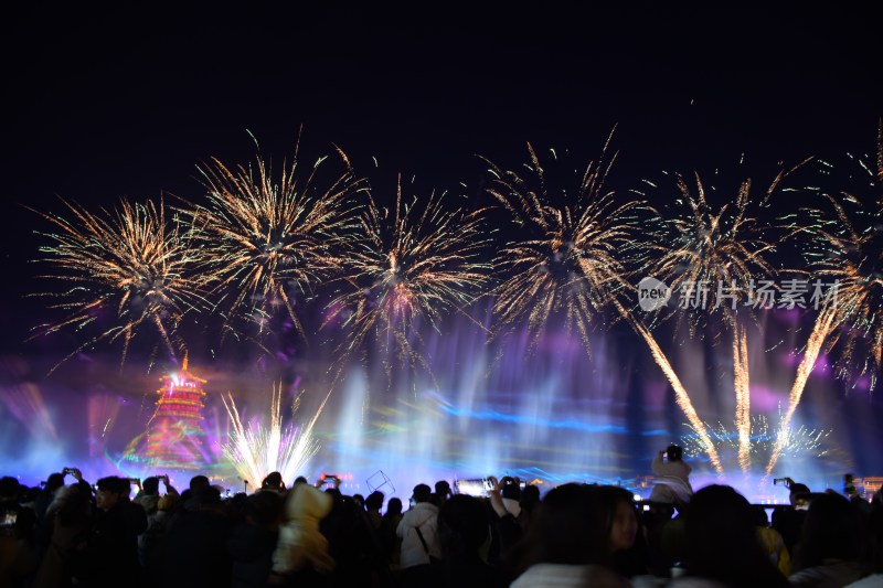 夜空中绽放的绚烂烟花