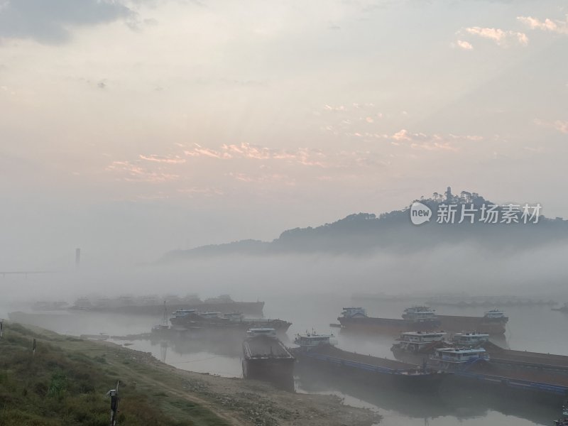 广西梧州西江江面上的日出云海船只