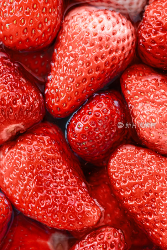 水嫩嫩红彤彤的新鲜草莓
