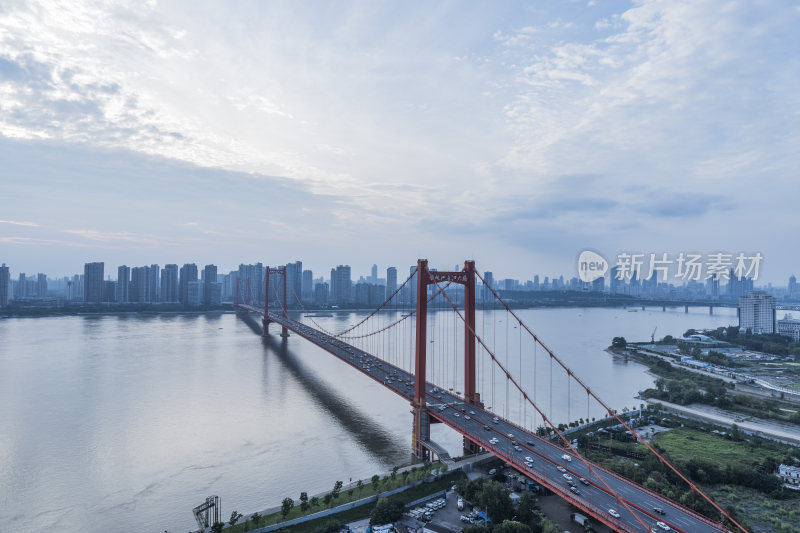 城市中横跨河流的红色大桥全景