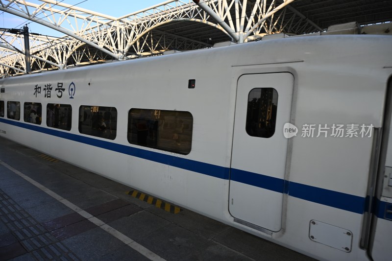 火车站台和谐号列车