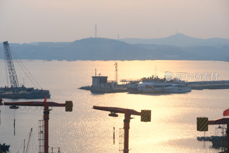 大连塔河湾地铁站 海上列车