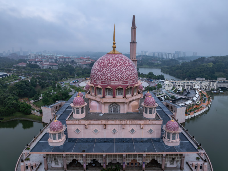 马来西亚布城粉色水上清真寺建筑景观航拍