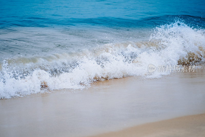 深圳大梅沙海浪拍打沙滩景象