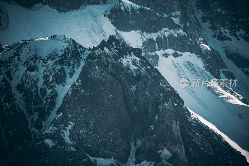 冬季长白山积雪山峰