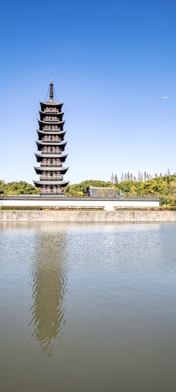 湖边古塔风景