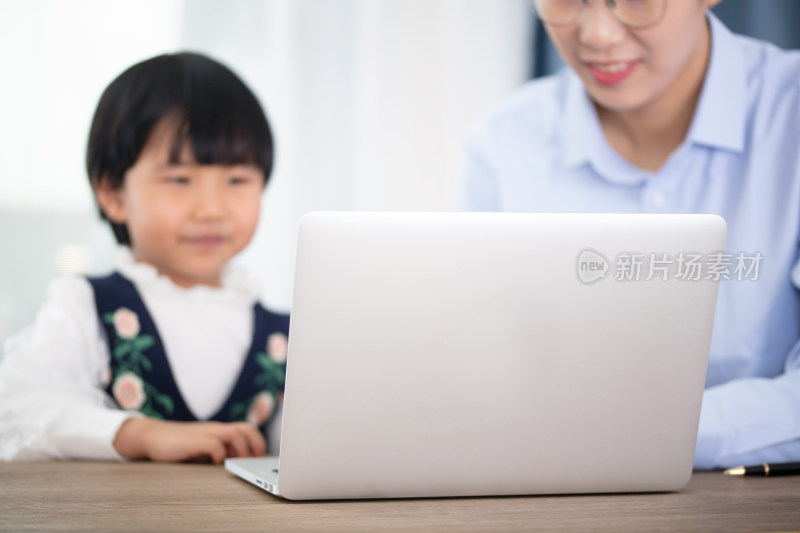 妈妈居家辅导女儿的功课