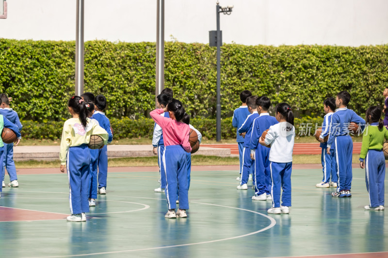 小学生在操场进行篮球训练