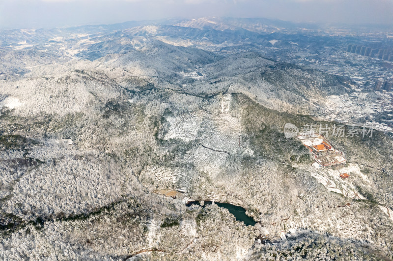 蓝天白云丘陵山川雪景航拍图