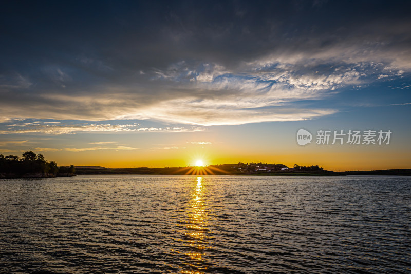 夕阳下的天空水面倒影背景图