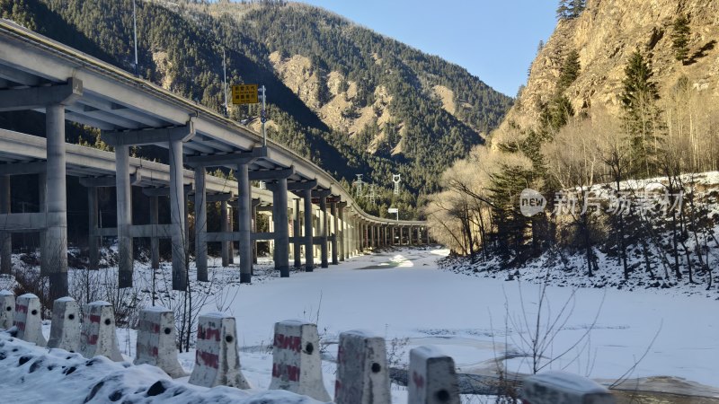 山间高架桥近景与远景结合的景象