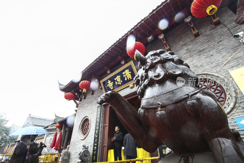 商丘清凉寺前石狮子及建筑景象