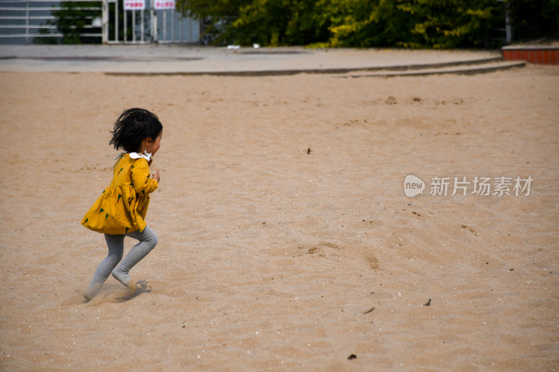 小女孩沙地奔跑