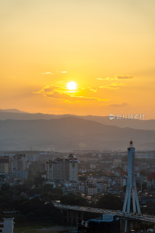 夕阳下西双版纳城市桥梁与建筑景观