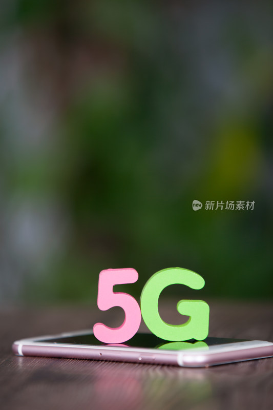 一部手机和屏幕上的5G字母数字模型