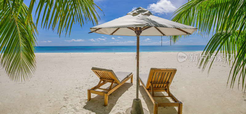 带躺椅的热带海滩自然夏季景观