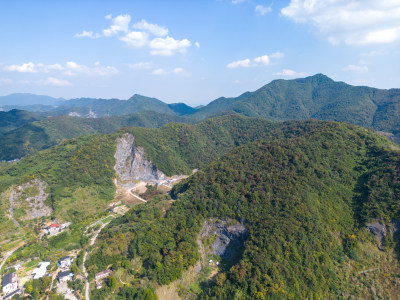 航拍蓝天白云下的青山河流村庄风光