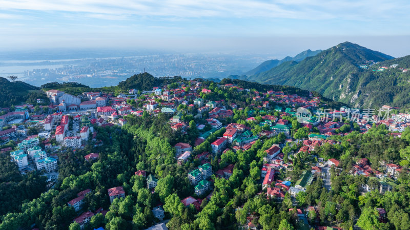 庐山风光枯岭镇特色建筑山顶小镇的壮丽景色