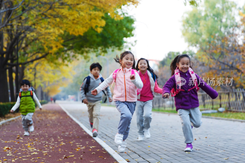 欢乐的小学生在户外奔跑