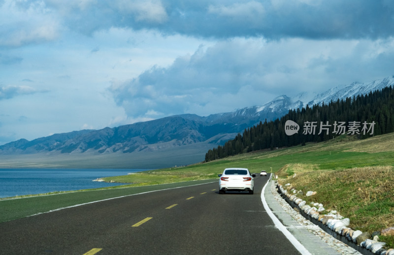 新疆赛里木湖通往雪山的公路