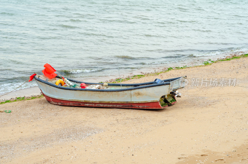 停靠在海边的一艘小船