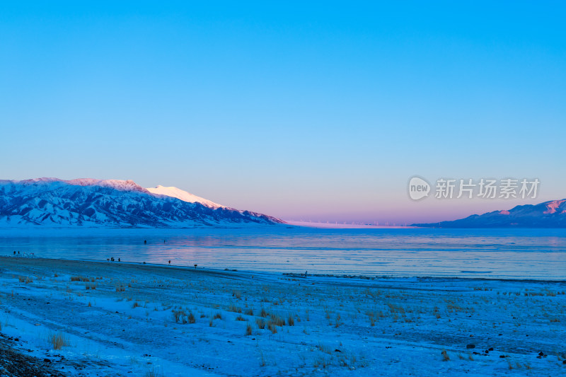 新疆冬季赛里木湖雪景雪山冰湖蓝冰日照金山