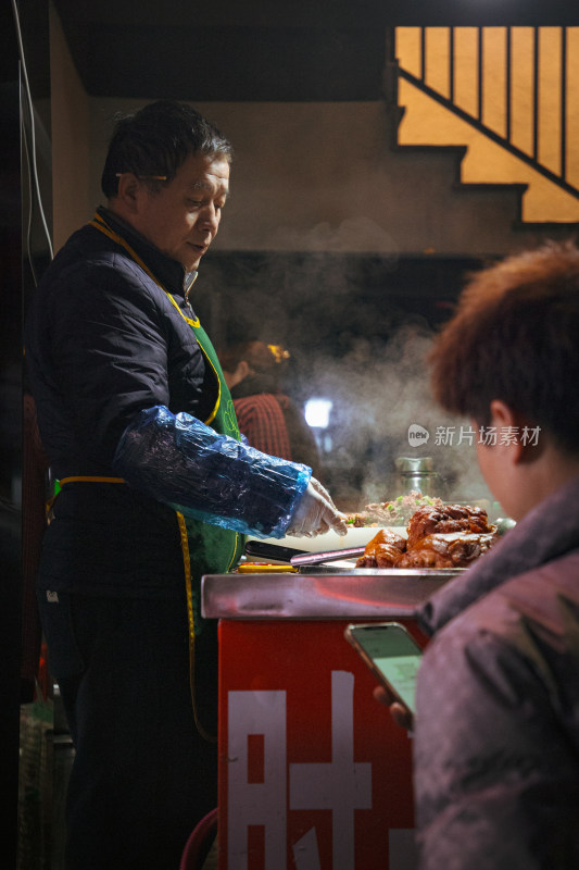 夜市摊主售卖肉夹馍美食场景