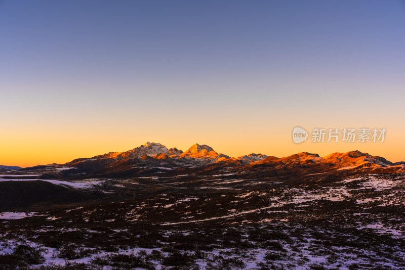 雪域高原雪山日落日照金山