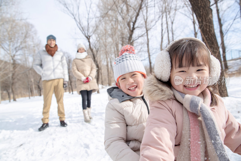 欢乐家庭在雪地上玩雪橇