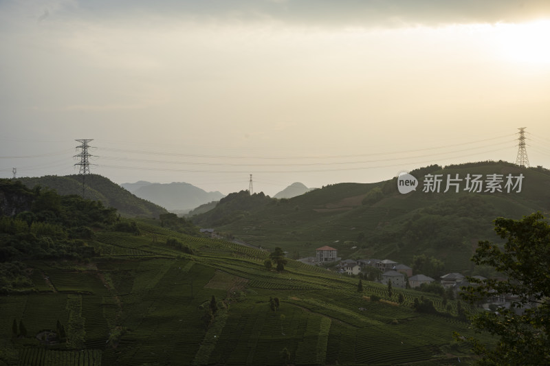 浙江杭州大朗山自然风光，在夕阳下的村庄