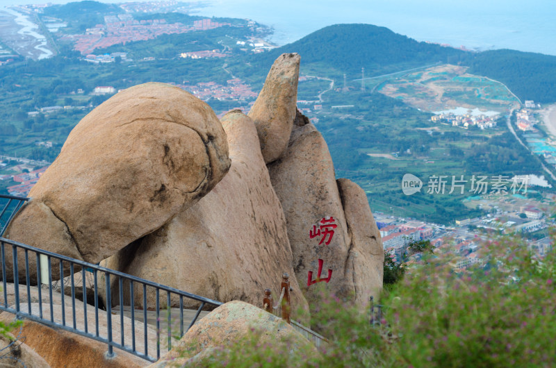 青岛崂山，在仰口的天苑景区登山看海