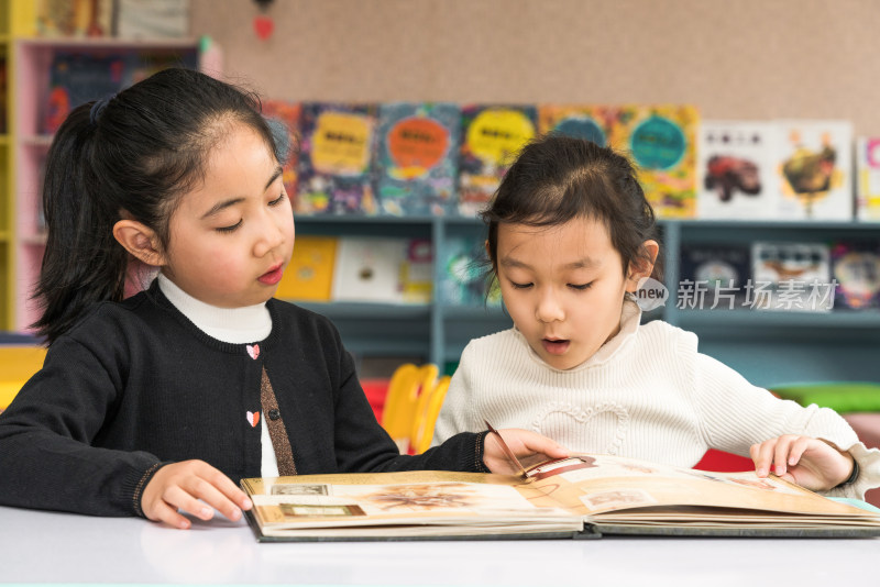 两个在图书馆阅读的中国女孩