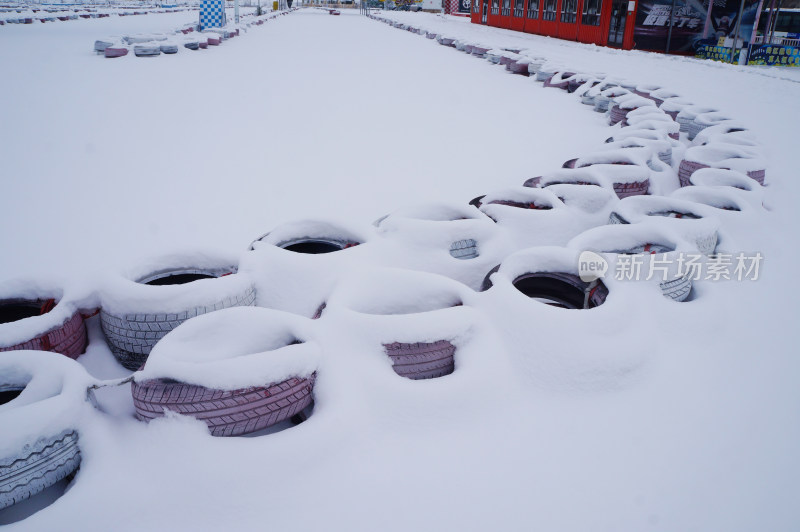 雪地里整齐有序的轮胎