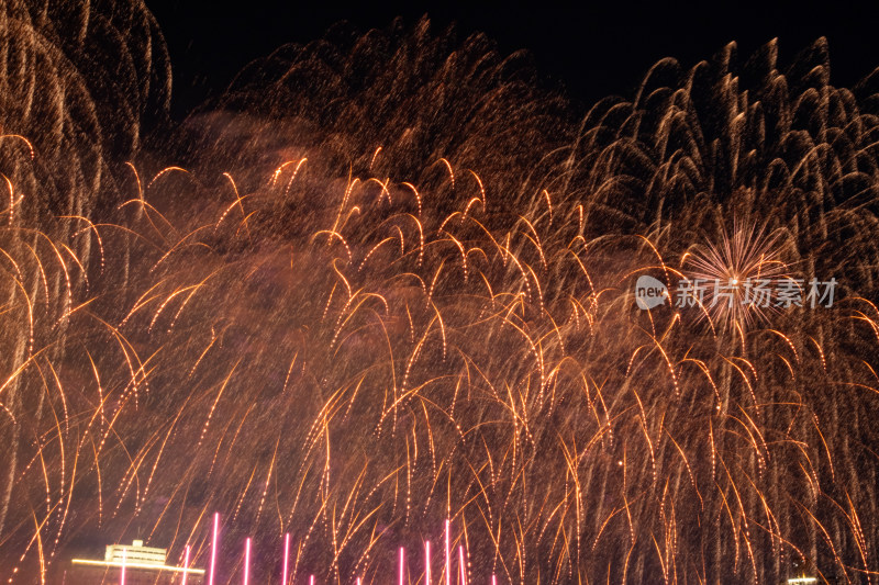 广州2025白鹅潭水上绽放的绚丽多彩烟花夜景