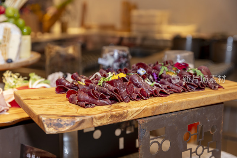 餐厅内精致自助餐培根食物陈列