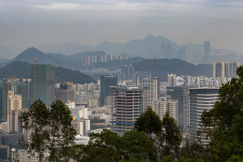 深圳铁仔山公园看深圳西湾