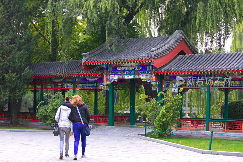 两位女士漫步中式亭廊间