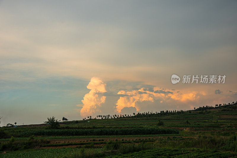 黄昏日落戏剧性的天空