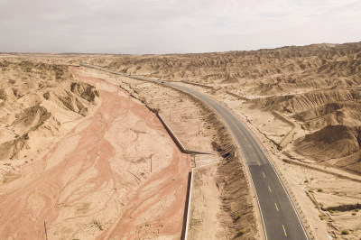 荒野中的侵蚀地貌与道路