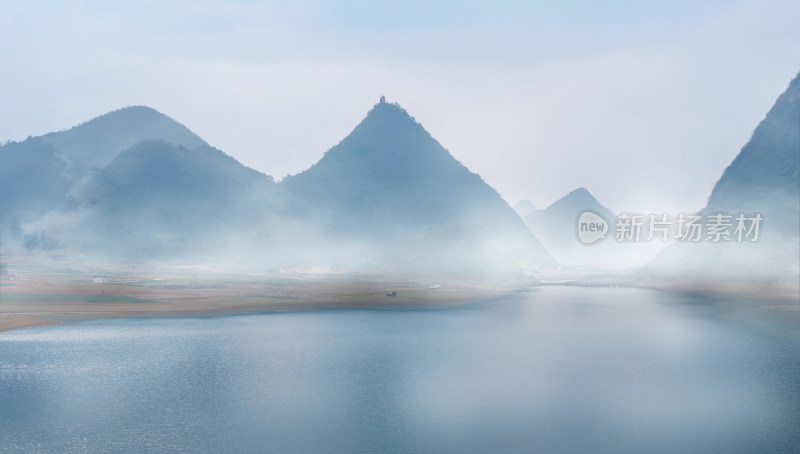 冬季青山绿水如画