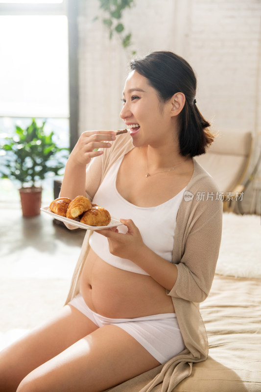 孕妇正在吃面包