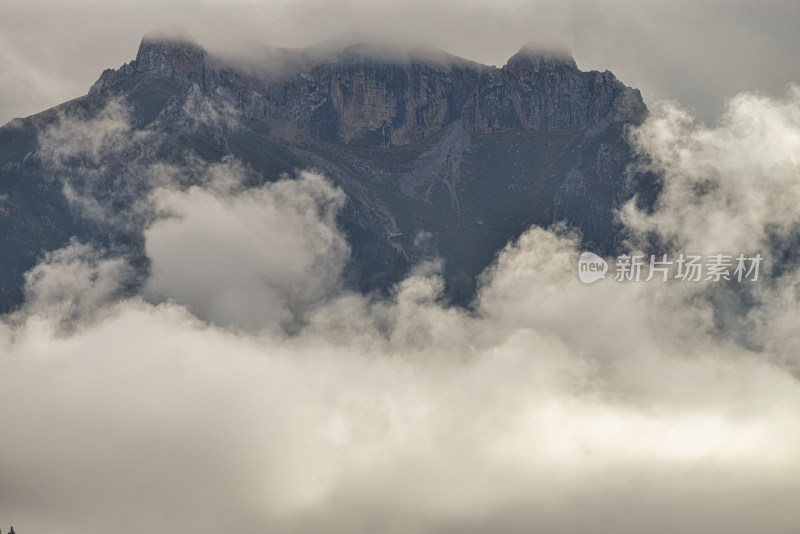 云雾中的森林山峰虎头山