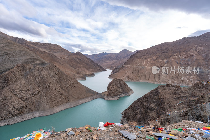 西藏日喀则满拉水库高原湖泊藏地山水画卷