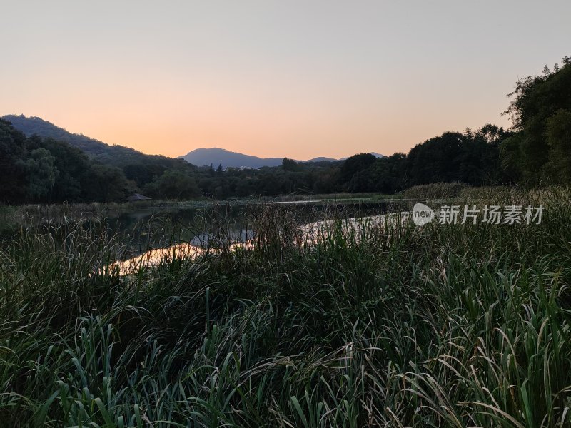 日落时分的湖边