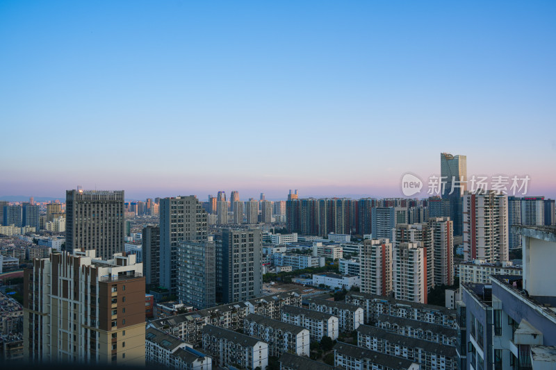 昆明城市高楼林立的黄昏全景