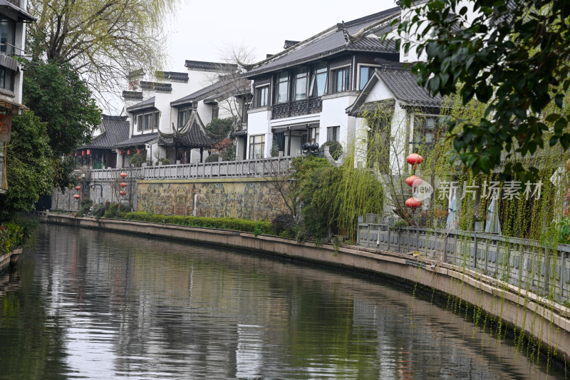 中式水乡建筑与河道景观
