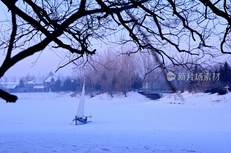 雪中孤船，静谧冬季湖景的唯美呈现