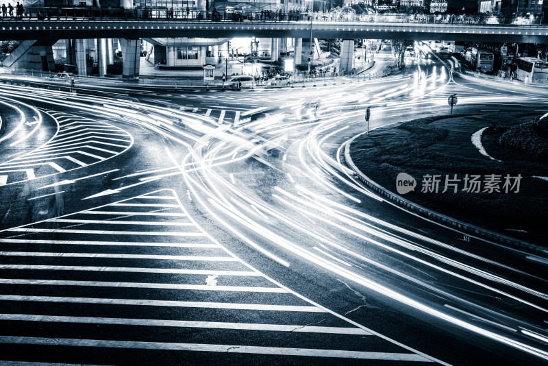 雨夜透过水珠玻璃看城市灯火